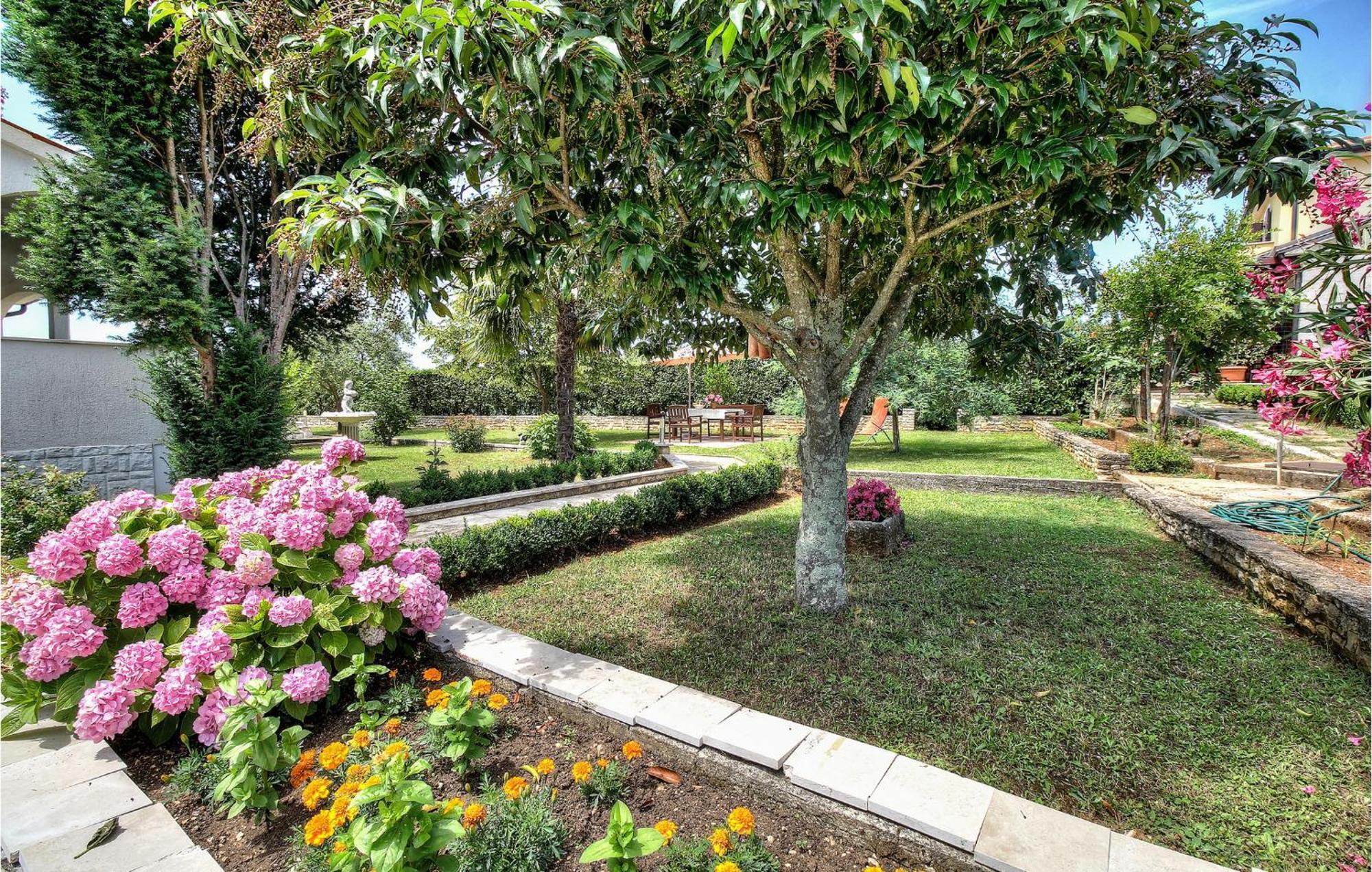 Amazing Apartment In Porec With Wifi ภายนอก รูปภาพ